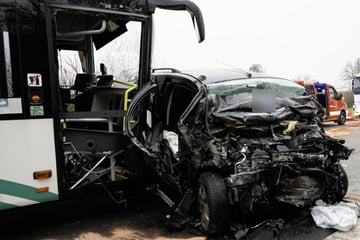 Kleintransporter kracht in Linienbus: Fahrer (†24) stirbt bei Frontalcrash