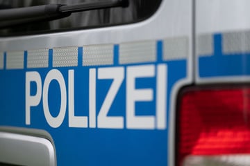München: Direkt vor Polizeiwache in München: Mann wirft Pflastersteine auf Streifenwagen