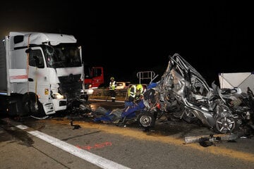 Von Lastern zu Tode gequetscht: Fahrer stirbt bei Horror-Crash auf Autobahn