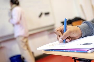 Stuttgart: Lesen und schreiben: Neuer Lernort für geflüchtete Kinder in Stuttgart eröffnet!