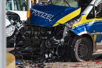 Knall an Kölner Kreuzung: Streifenwagen in Unfall verwickelt