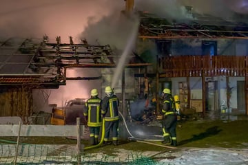Wohnhaus brennt lichterloh: Feuerwehr kämpft stundenlang gegen die Flammen
