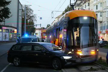 Kollision in Leipzig: VW will die Gleise überqueren und übersieht Straßenbahn