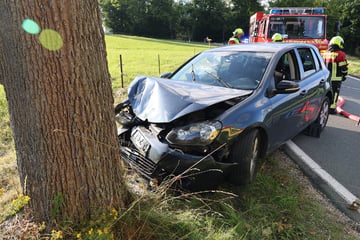 Crash im Erzgebirge: VW knallt frontal gegen Baum