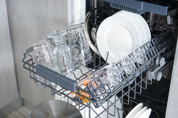 Diese Hausmittel reinigen die Spülmaschine einfach und effektiv
