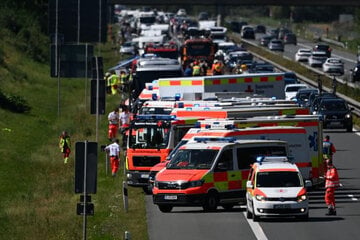 Mehrere Verletzte: Unfall mit Reisebus und Autos auf der A3, Hubschrauber im Einsatz