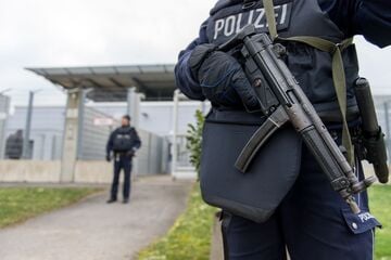 Reichsbürger steht vor Gericht: Todeslisten mit Angela Merkel und Olaf Scholz