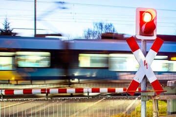 Trotz Schranke über Gleise gerannt: Junger Mann von S-Bahn erfasst und tödlich verletzt