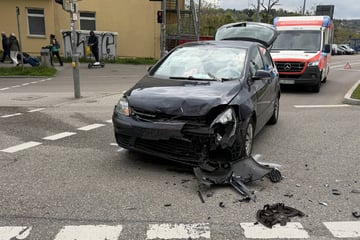 VW rammt Mercedes: Schwerer Crash in Stuttgart fordert zwei Verletzte