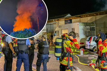 Lagerhalle bei Karlsruhe brennt lichterloh: Feuerwehrmann verletzt
