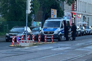 Leipzig: Großeinsatz in der Nähe des Leipziger Hauptbahnhofs: Spezialkräfte betreten Wohnhaus