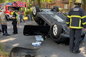 Mini Cooper kracht gegen Baum und überschlägt sich: Fahrerin verletzt