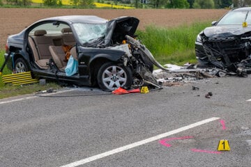 Tödlicher Frontalcrash auf S200: BMW kracht mit Laster zusammen