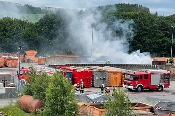 Feuerwehreinsatz im Erzgebirge: Brand bei Entsorgungsunternehmen