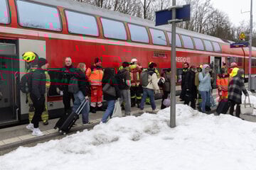 Technischer Defekt: 300 Bahn-Gäste stranden in der Kälte