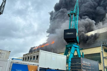 Riesige Rauchwolken über Werft: Jacht geht in Flammen auf!