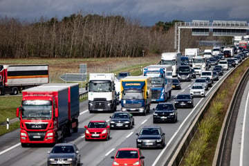 Unfall A7: Vollsperrung auf der A7 nach Kollision mit mehreren Autos