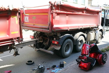 Lebensgefahr! Mann wird von abbiegendem Lkw überrollt