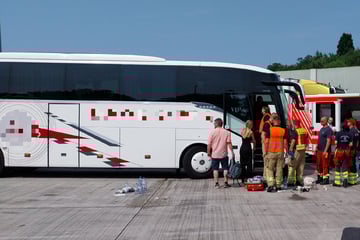 Klimaanlage ausgefallen: Mehrere Schüler in Reisebus auf A3 kollabiert