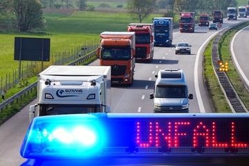 Unfall A24: BMW-Fahrer rast während Sekundenschlaf auf A24 gegen Transporter