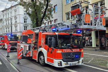 Feuerausbruch in Mehrfamilienhaus: Ein Mensch stirbt, drei Bewohner in Klinik