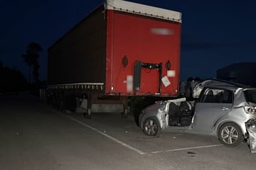 Tödlicher Unfall: VW kracht in geparkten Lkw-Auflieger