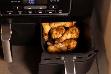 Hähnchenschenkel in der Heißluftfritteuse zubereiten: Rezept für den Airfryer