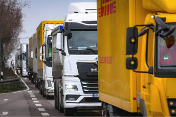 Unfall A: Tödlicher Unfall auf A10: Transporter kracht an Stauende in Sattelzug