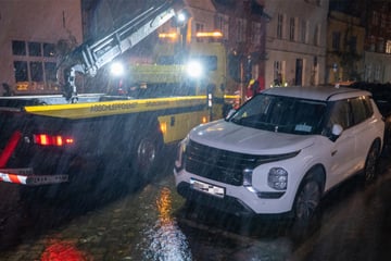 Hochwasser an der Ostsee: Autos müssen vor den Fluten gerettet werden