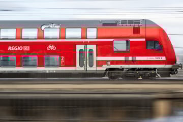 Jugendlicher Leichtsinn! Teenager klettern Bahntrasse hoch, während Zug vorbeifährt