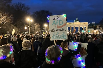 Zehntausende Lichter setzen am Brandenburger Tor in Berlin Zeichen gegen rechts