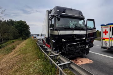 Unfall A1: Unfall auf der A1: Drei Laster krachen ineinander
