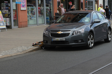 Unfall in Löbtau: Chevrolet fährt Fußgänger an, Mann kommt schwer verletzt ins Krankenhaus!