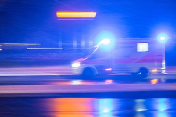 Mann will in Zug einsteigen und verletzt sich lebensgefährlich