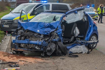 Mehrere Fahrzeuge kollidieren: Tödlicher Unfall legt A5 lahm