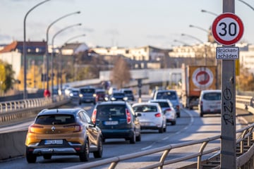 Dresden: Nur noch zweispurig: Auch dieser Dresdner Brücke droht die Sperrung