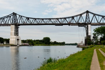 Kletteraktion auf Brücke sorgt für Bahn-Chaos: Zugverkehr für acht Stunden lahmgelegt