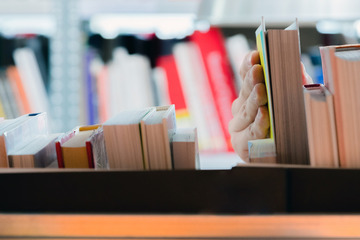 Leipzig: Und das in der Buchmesse-Stadt: Falsche Buchhändler bringen Senior um 18.000 Euro