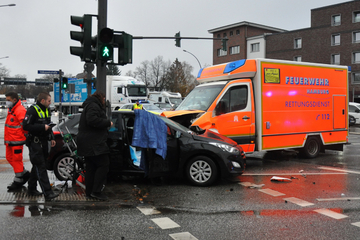 Rettungswagen auf Einsatzfahrt kracht in Auto: Zwei Verletzte!
