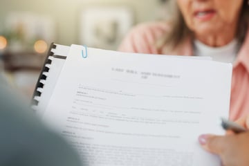 Notar vor Gericht: Der 49-Jährige soll von Seniorin (†88) Millionenerbe erschlichen haben
