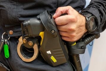 Messerattacke: Brutaler Angriff in Spielhalle: Mann rammt Kontrahent Klappmesser in den Rücken
