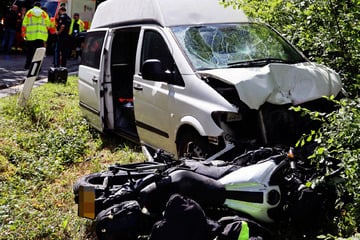 Motorrad kracht frontal in Kleinbus: Bikerin (†58) stirbt bei schwerem Unfall