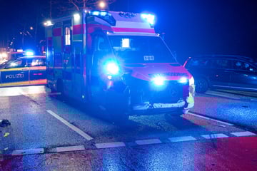 Krankenwagen im Einsatz kollidiert mit VW: Patientin muss umgeladen werden