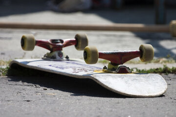 Child (5) lies on skateboard and rolls across the street – then a car comes: boy seriously injured