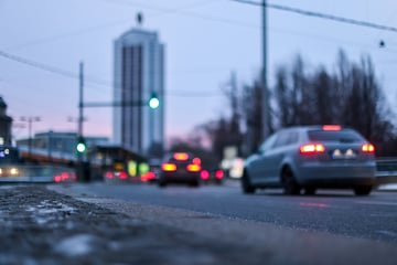 Auf dem Leipziger Ring: 45-Jähriger verursacht mehrere Unfälle und kracht in Kirchenfassade