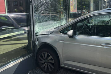 Schock im Supermarkt: VW kracht in Lidl-Filiale, zwei Verletzte
