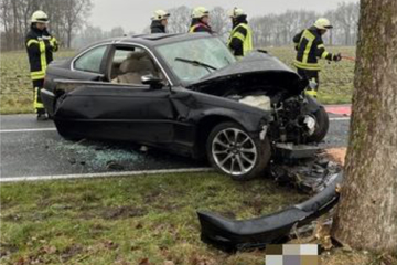 BMW-Fahrer überholt erst mehrere Autos und kracht dann gegen Baum