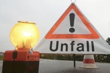 Unfall A8: Aquaplaning-Crash auf der A8: 22-Jähriger zerlegt Porsche für 250.000 Euro