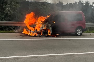 Unfall A9: Auto brennt auf A9: Vollsperrung!