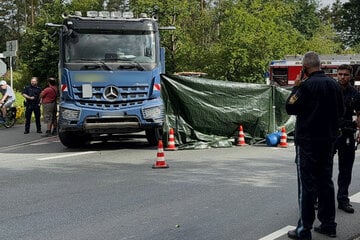 Laster erfasst Radfahrerin beim Abbiegen: Frau stirbt noch an Unfallstelle